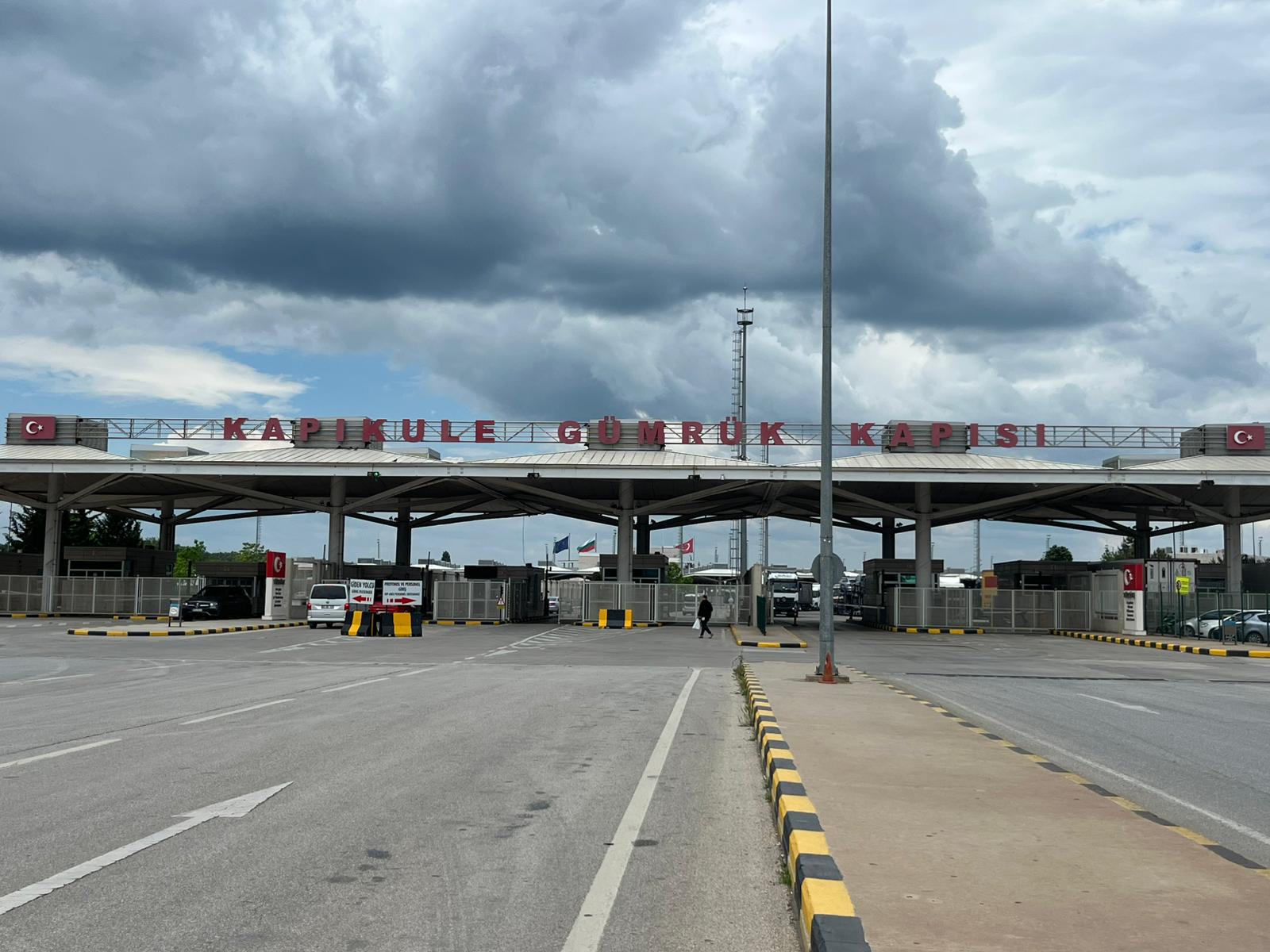 Edirne Valisi Yunus Sezer, yaklaşan gurbetçi sezonu ve bayram tatili öncesinde Kapıkule Sınır Kapısı’nda basın mensuplarına önemli açıklamalarda bulundu.